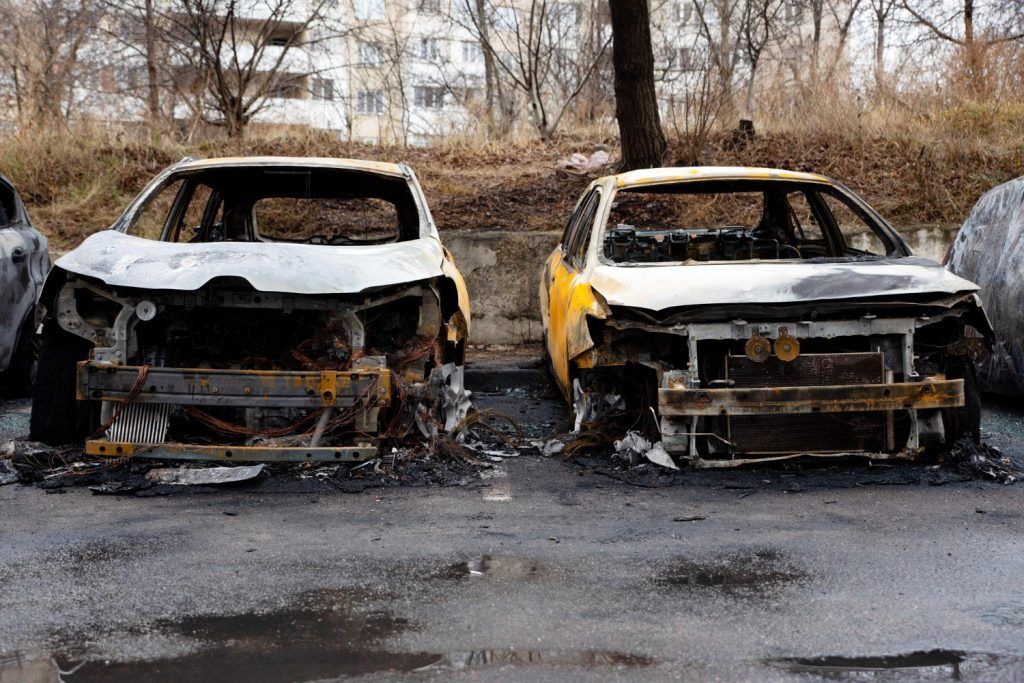 Accident frontal dintre 2 masini.