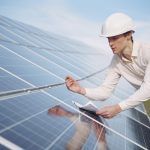 Panouri fotovoltaice verificate de un inginer pe acoperișul unei case în Slobozia.