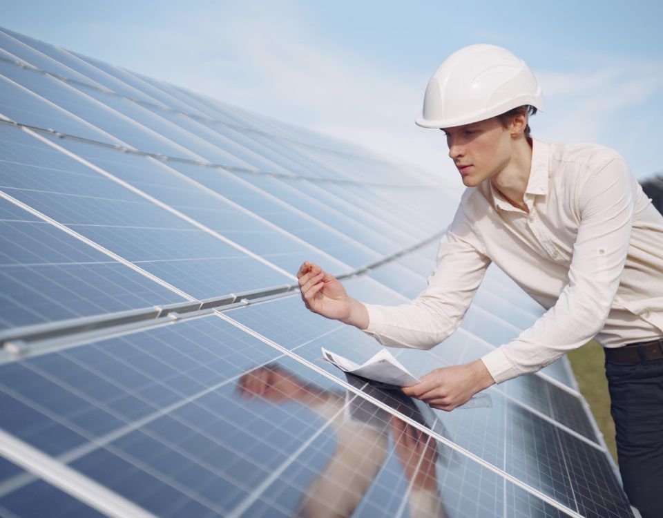 Panouri fotovoltaice verificate de un inginer pe acoperișul unei case în Slobozia.